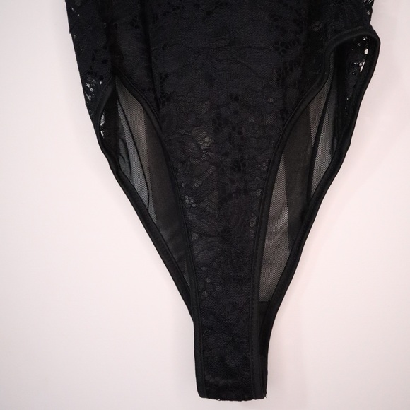 PrettyLittleThing Sexy Black Lace Bodysuit - Picture 4 of 5
